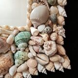 Miroir biseauté, recouvert d'une accumulation de coquillages de collection et de branches de corail