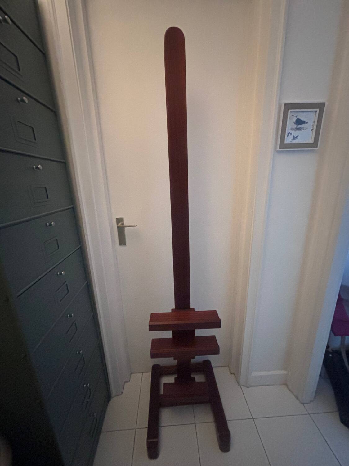 Rod easel for exhibition