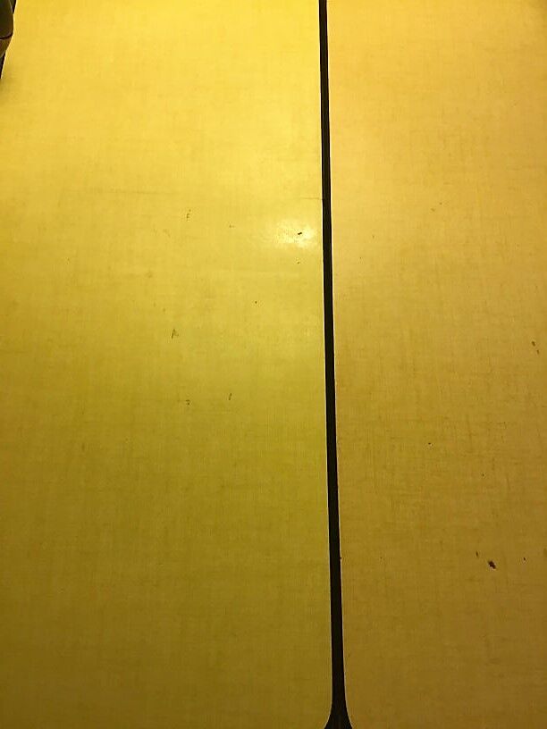 Table formica yellow and 2 red chairs