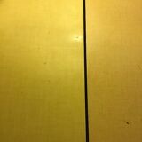 Table en formica jaune et 2 chaises rouges
