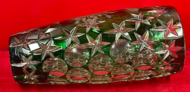 Carved crystal vase of green color - Work of Bruno LEHRER H : 25 cm