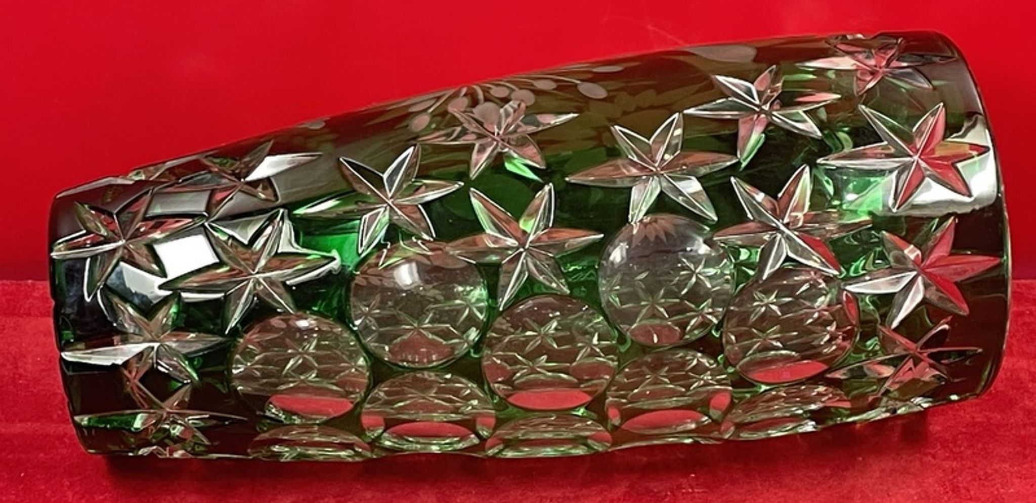 Carved crystal vase of green color - Work of Bruno LEHRER H : 25 cm
