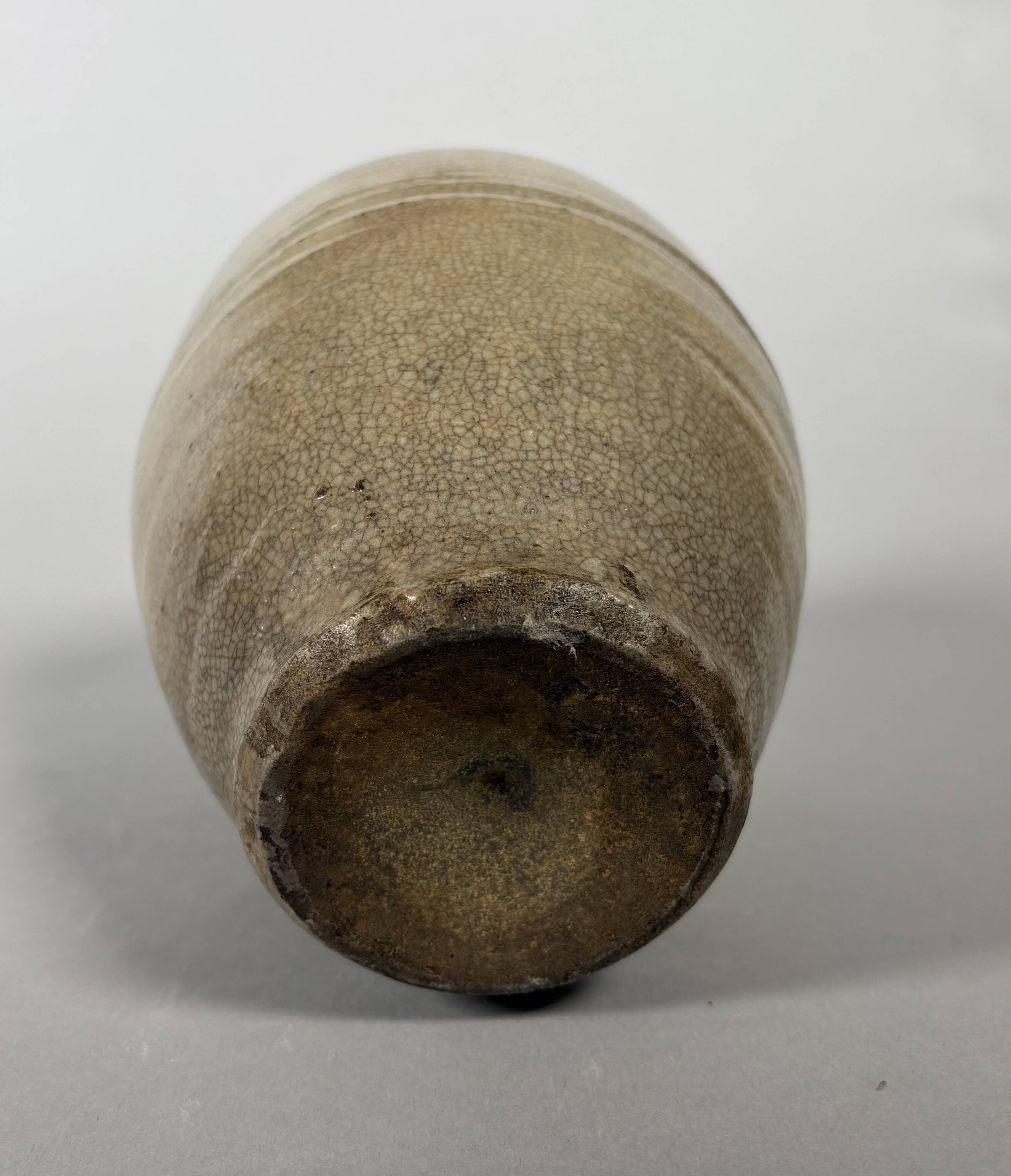 Cracked cream stoneware vase, Ming Dynasty (1368-1644), China