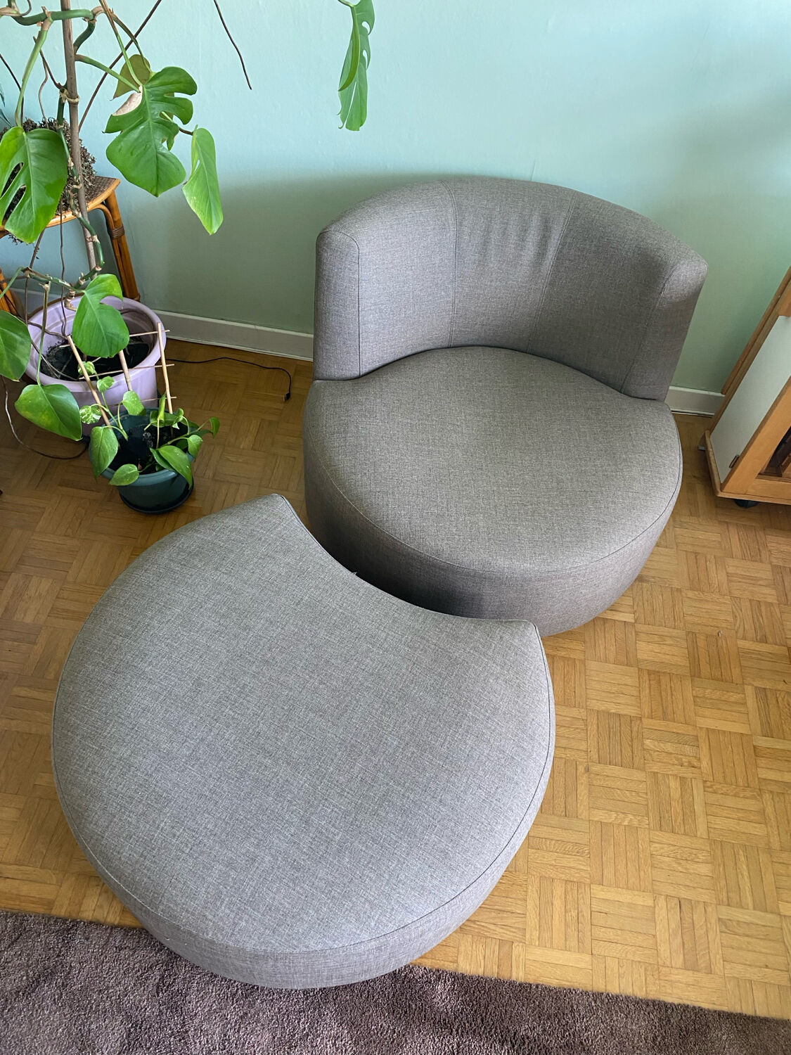 Fauteuil tournant et pouf