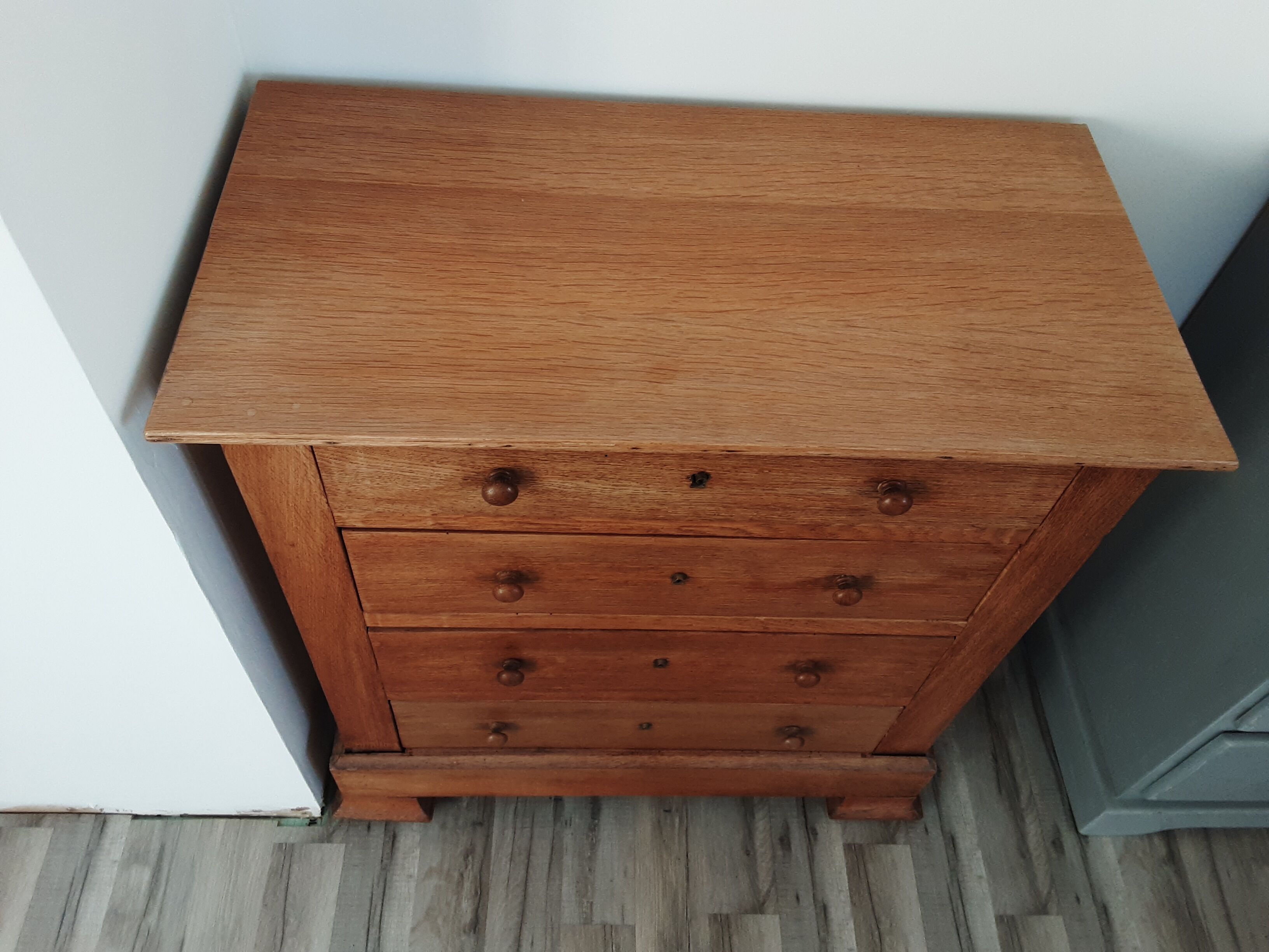 Oak chest of drawers