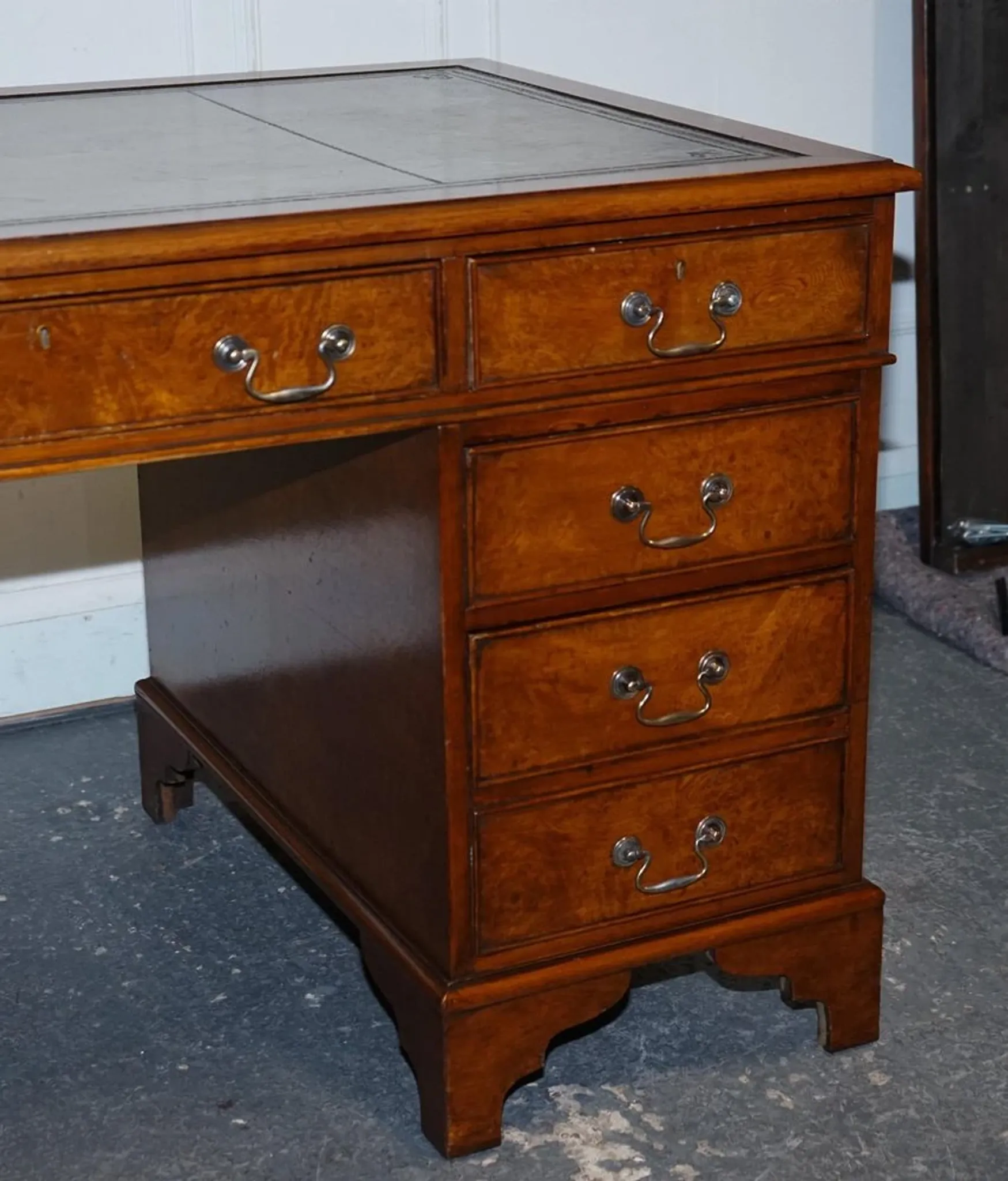Victorian Pedestal Desk in Walnut and Hand-Dyed Leather