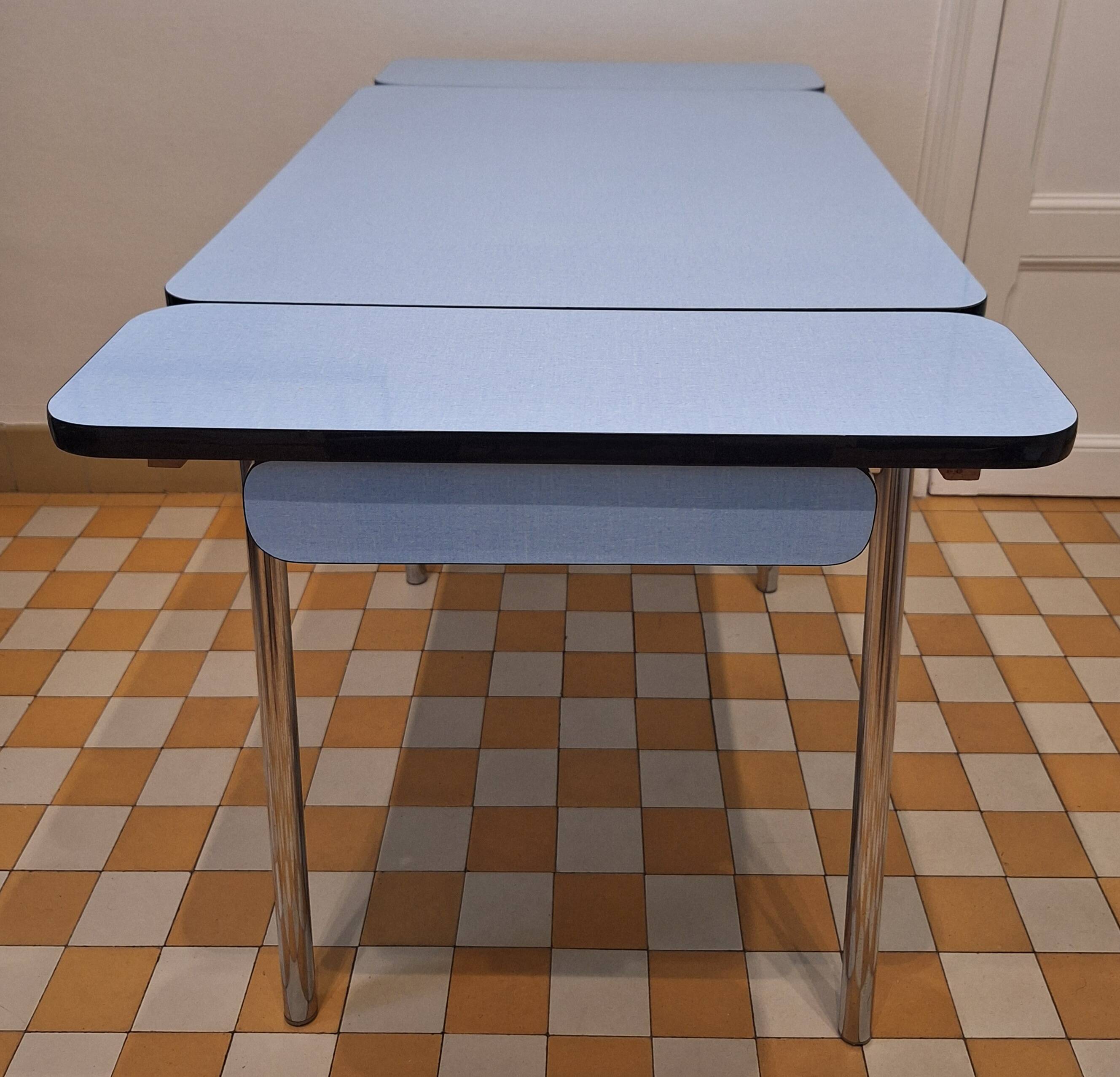 Table et chaises formica bleu