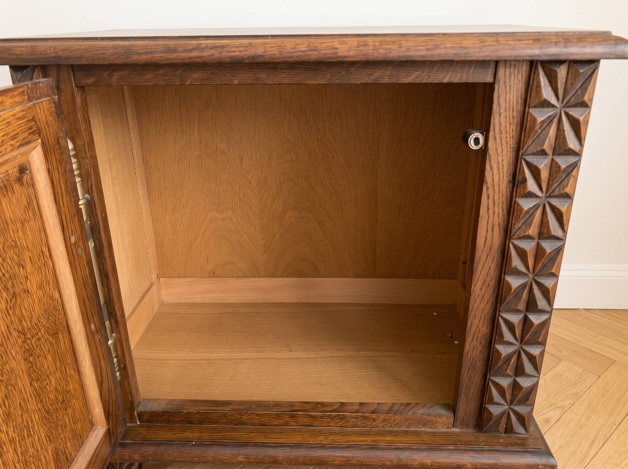 Paire de tables de chevet anciennes en bois sculpté