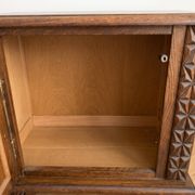 Paire de tables de chevet anciennes en bois sculpté