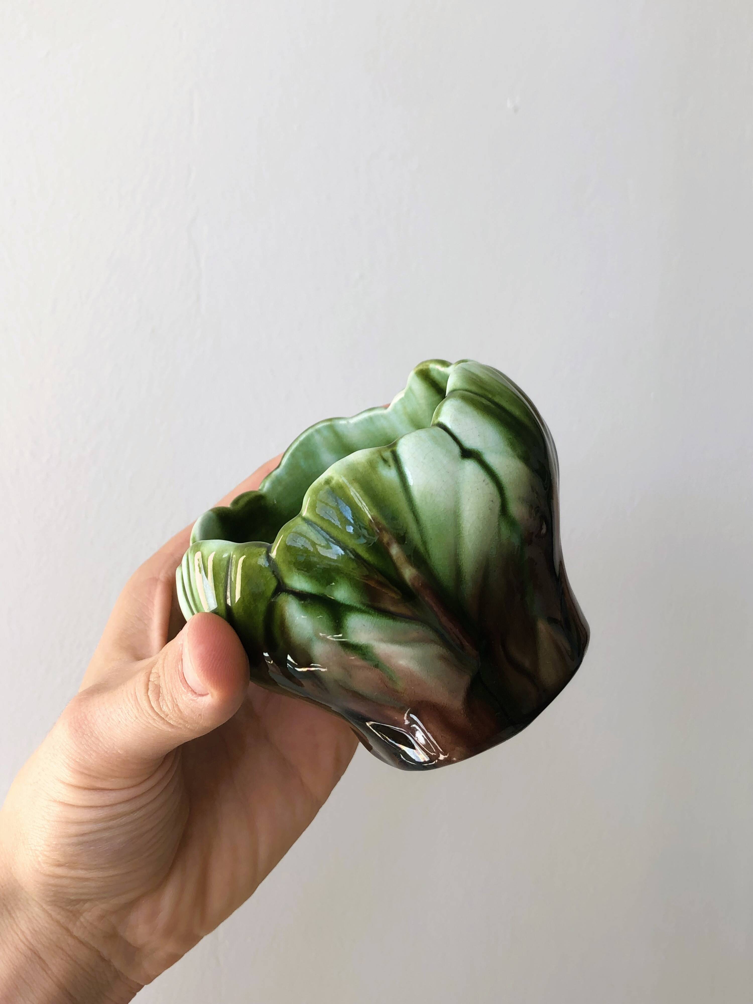 Deux petits cache-pots en majolique française - tasses.