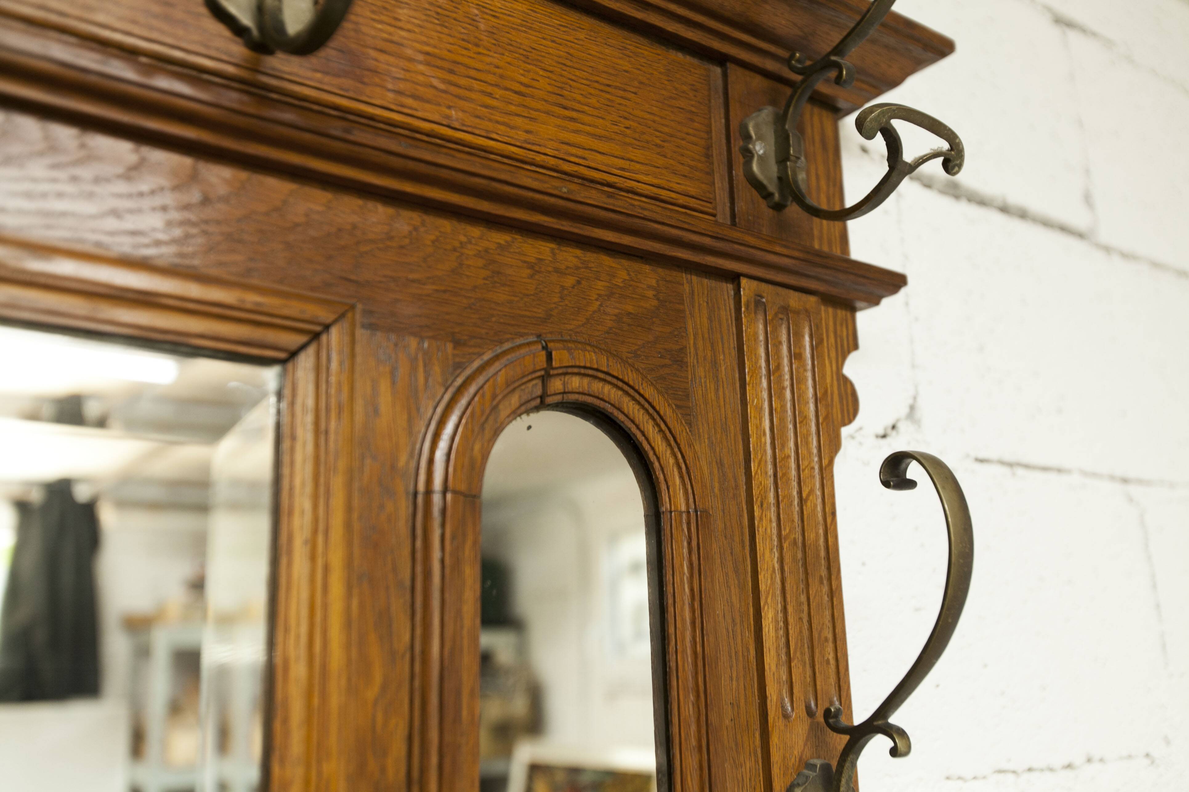 Vestiaire Napoléon III en noyer fin 19e, 3 miroirs, marbre, 8 patères