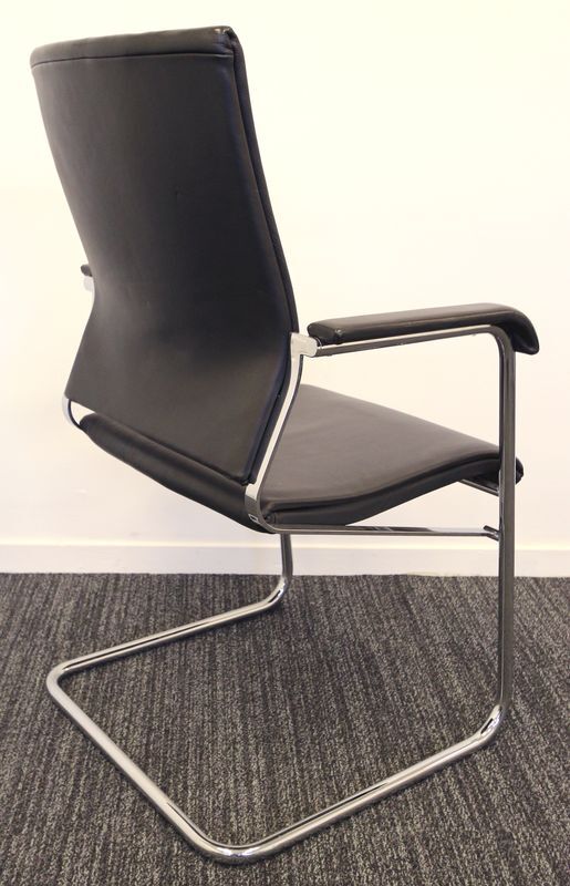 Fauteuil modèle sito.chrome, garni de cuir noir édition wilkhan