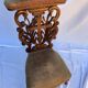 Fauteuil bas en bois sculpté