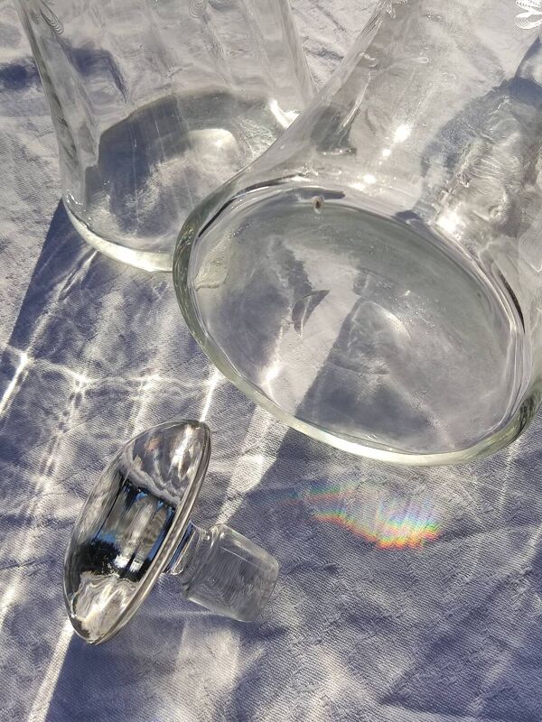 Deux bouteilles anciennes en verre gravé