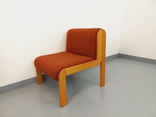 Fauteuil chauffeuse Fröscher vintage en tissu orange et bois des années 70 80