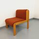 Fauteuil chauffeuse Fröscher vintage en tissu orange et bois des années 70 80