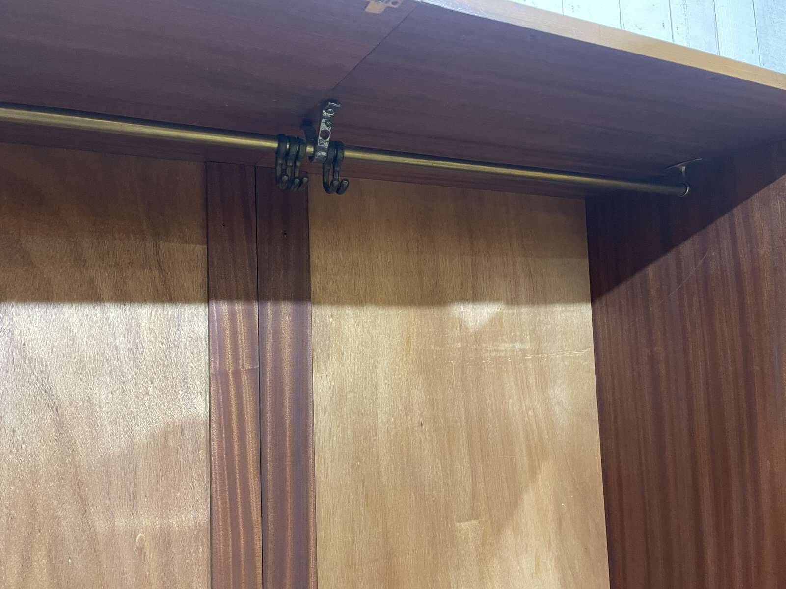 Penderie anglaise art déco en noyer des années 1930