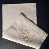 Nappe à thé brodée