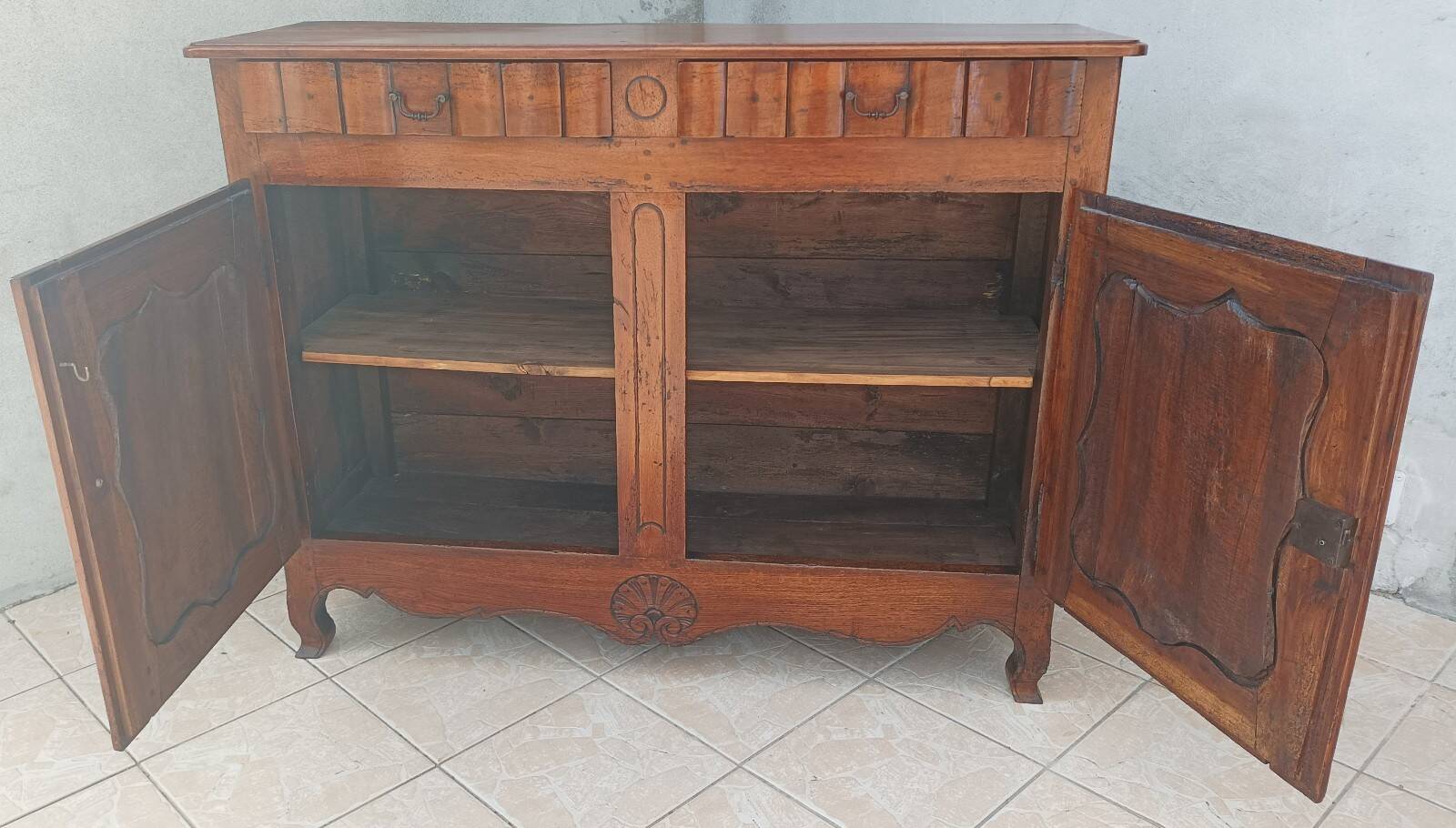 Louis XV walnut buffet from the 18th century.