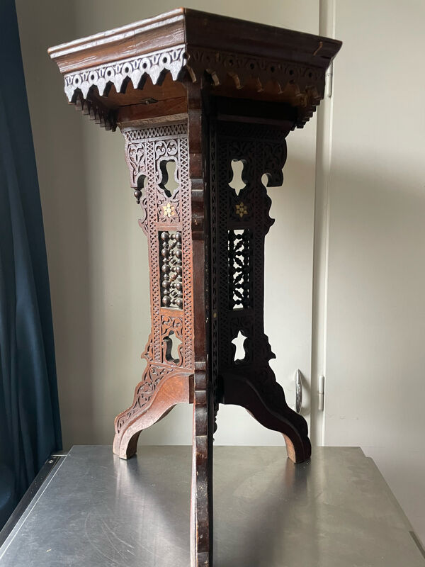 Table turque ottomane antique avec incrustations et sculptures complexes