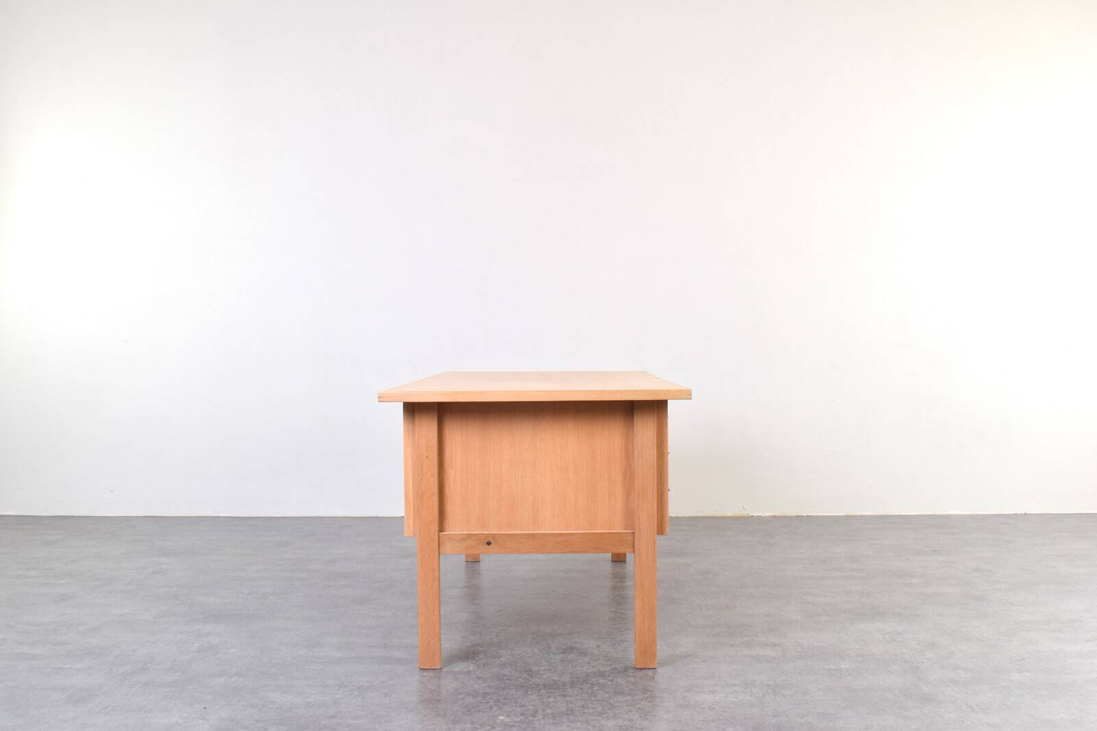 Mid-century oak desk by Svend Åge Madsen for Sigurd Hansen, 1960s.