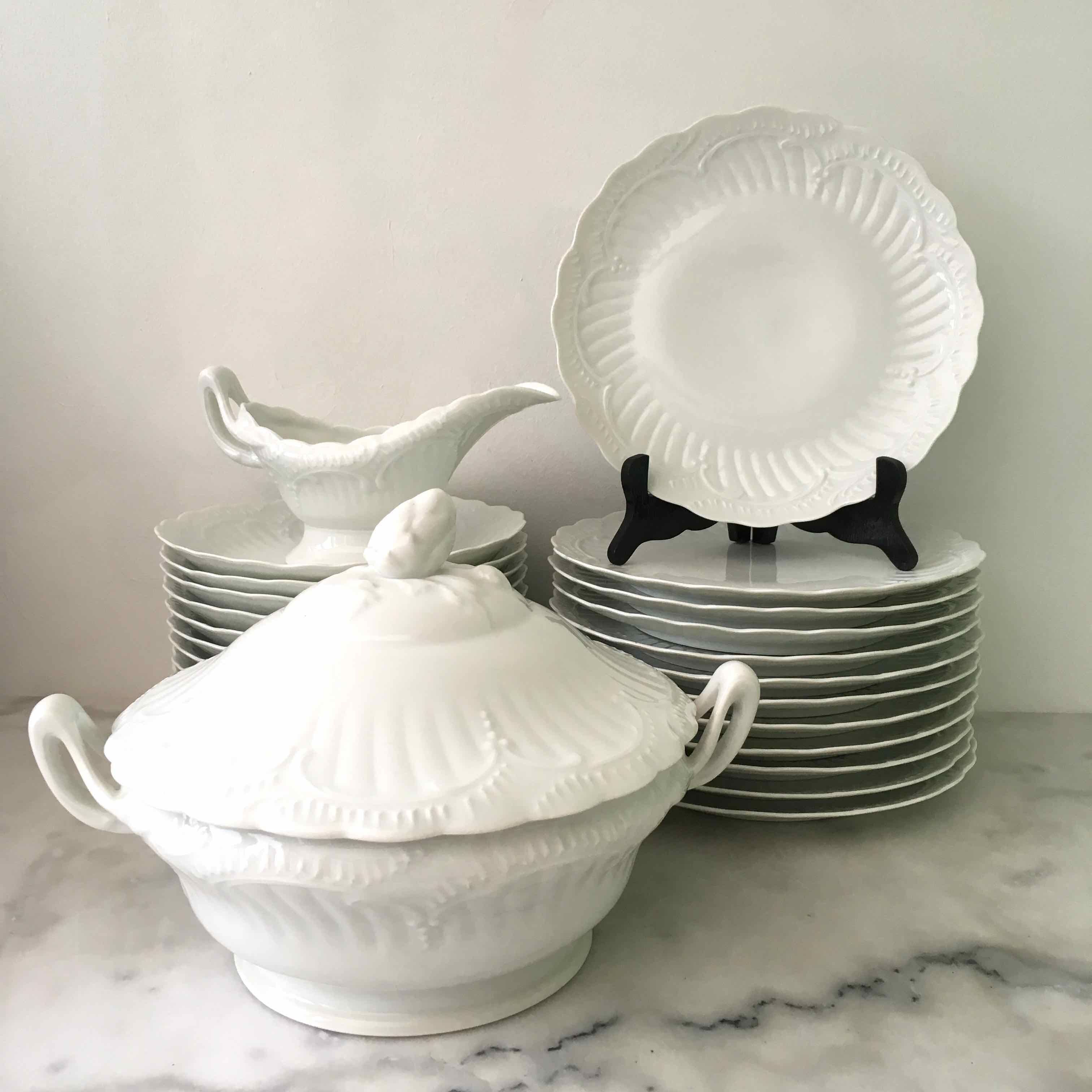 Set de 24 assiettes porcelaine fine de Limoges