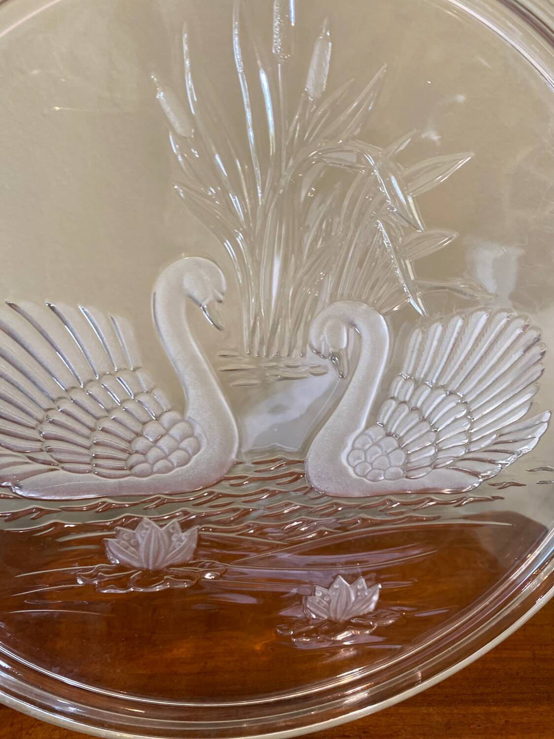 Glass tray with swan decor