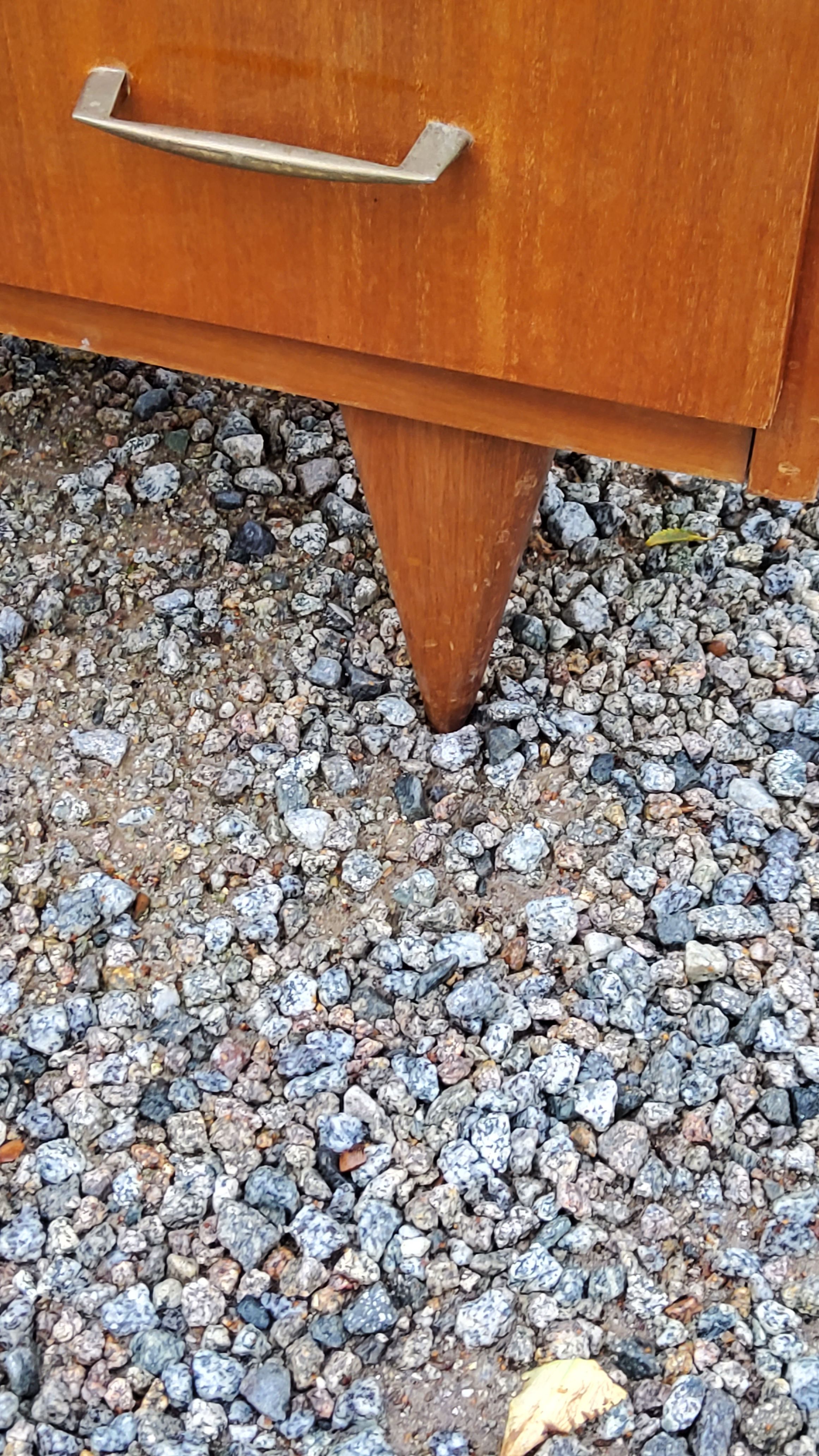 Chest of drawers from the 50s-60s in golden mahogany 4 drawers feet bobbin