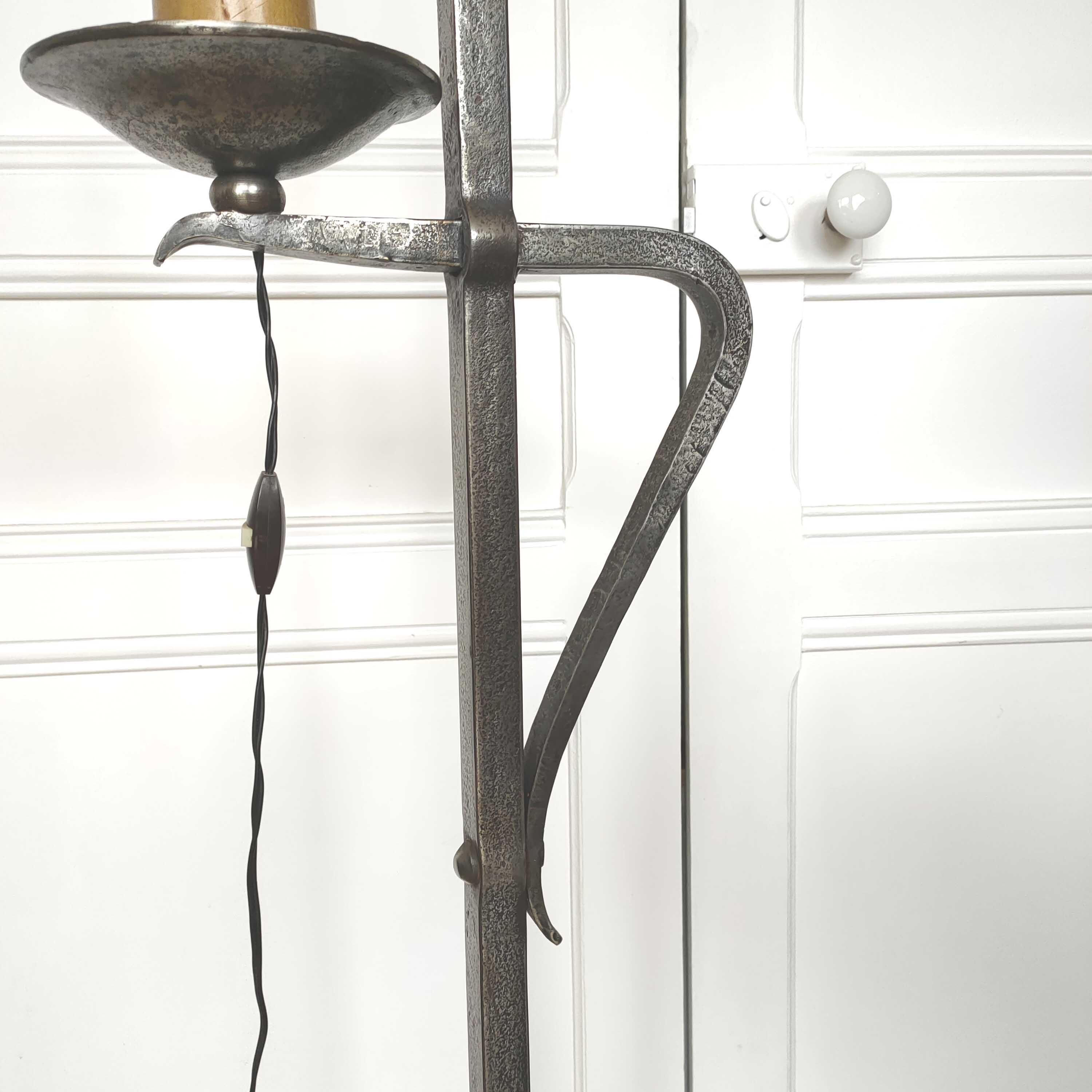 Lampadaire tripode fer forgé brutaliste