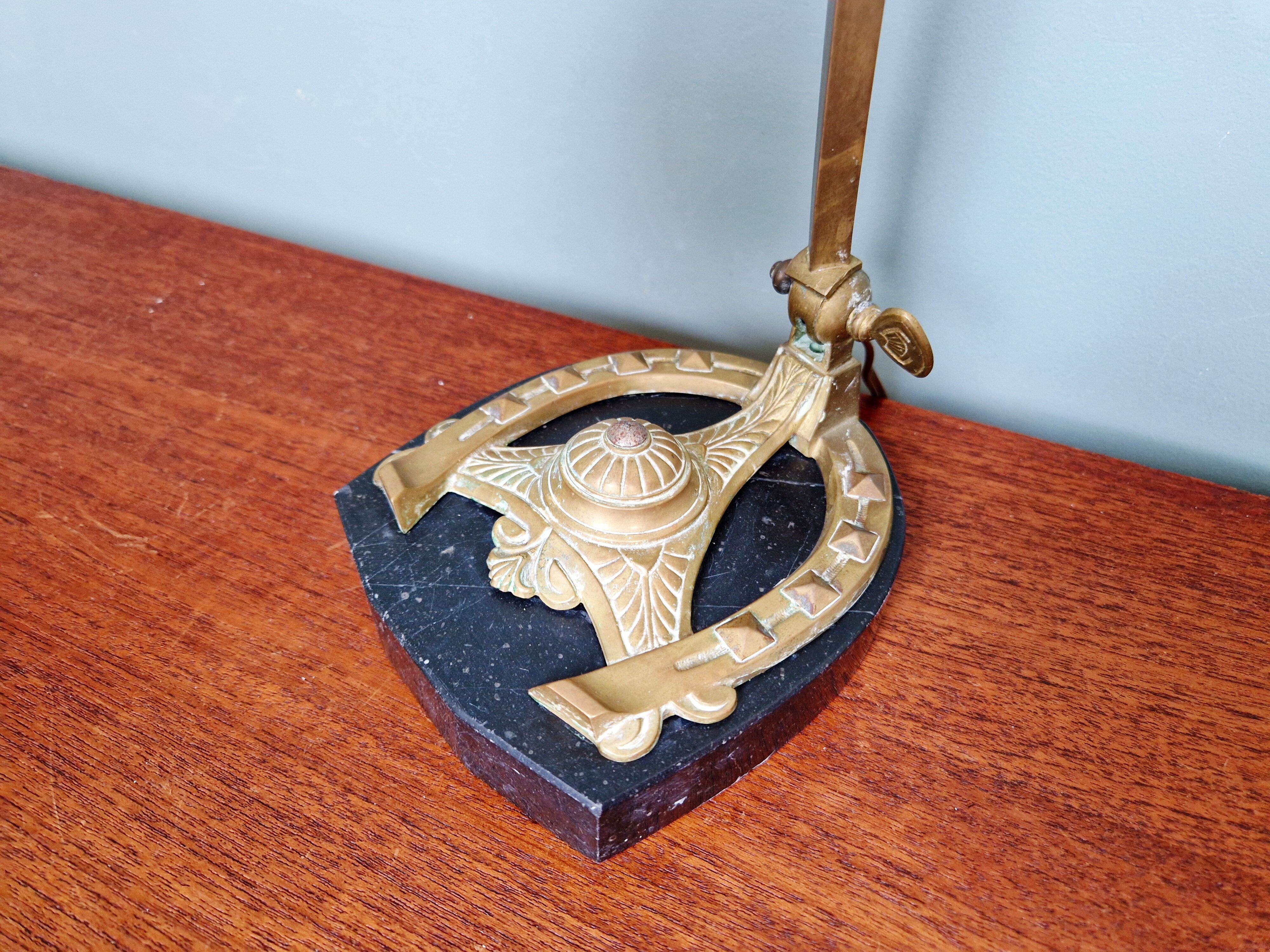 Art Nouveau desk lamp in brass on a black marble base, 1910-20.