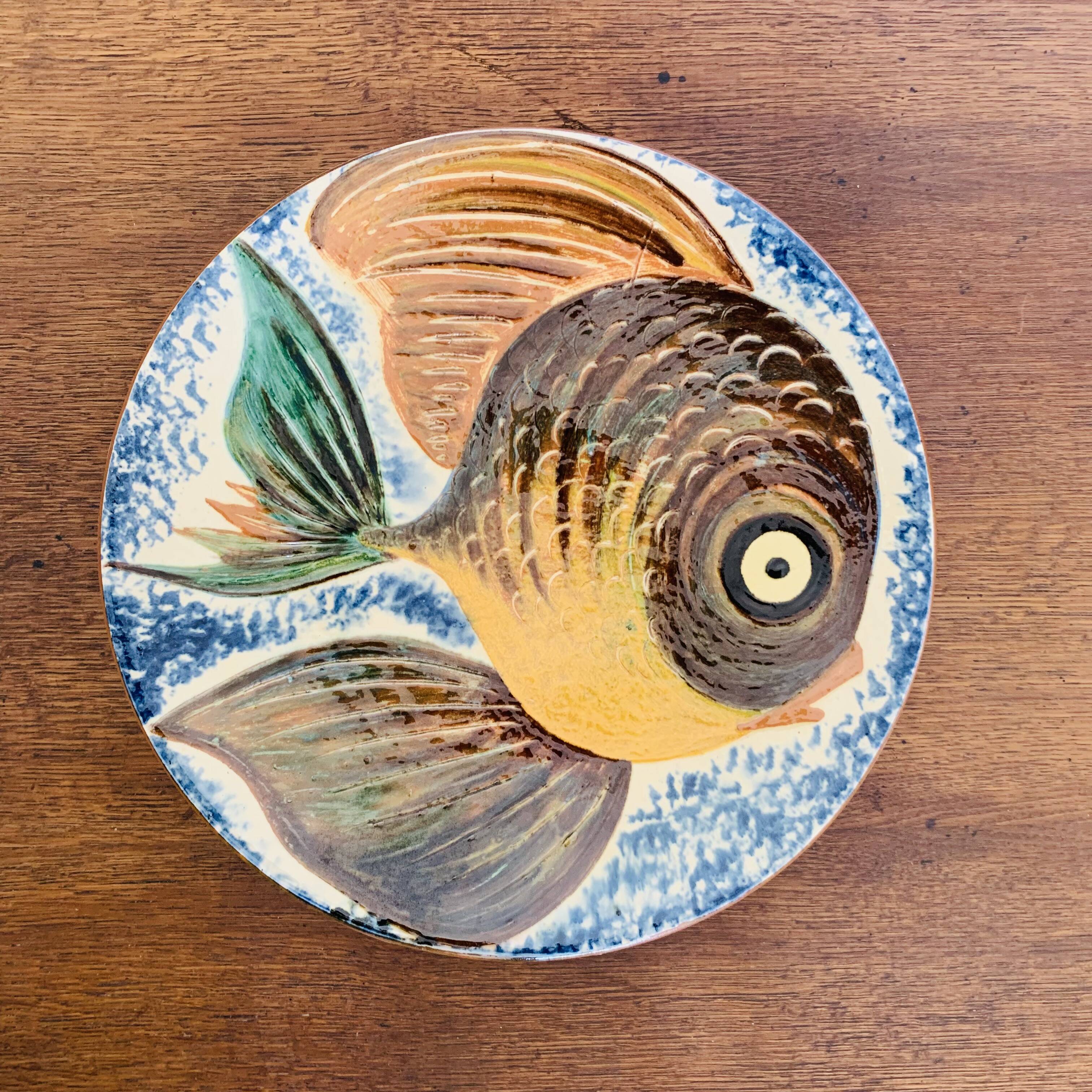 Large dish with fish decoration Puigdemont Spain
