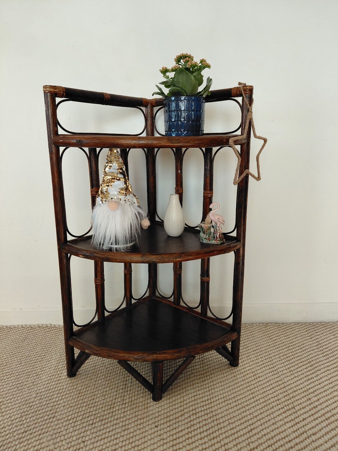 Corner shelf in rattan