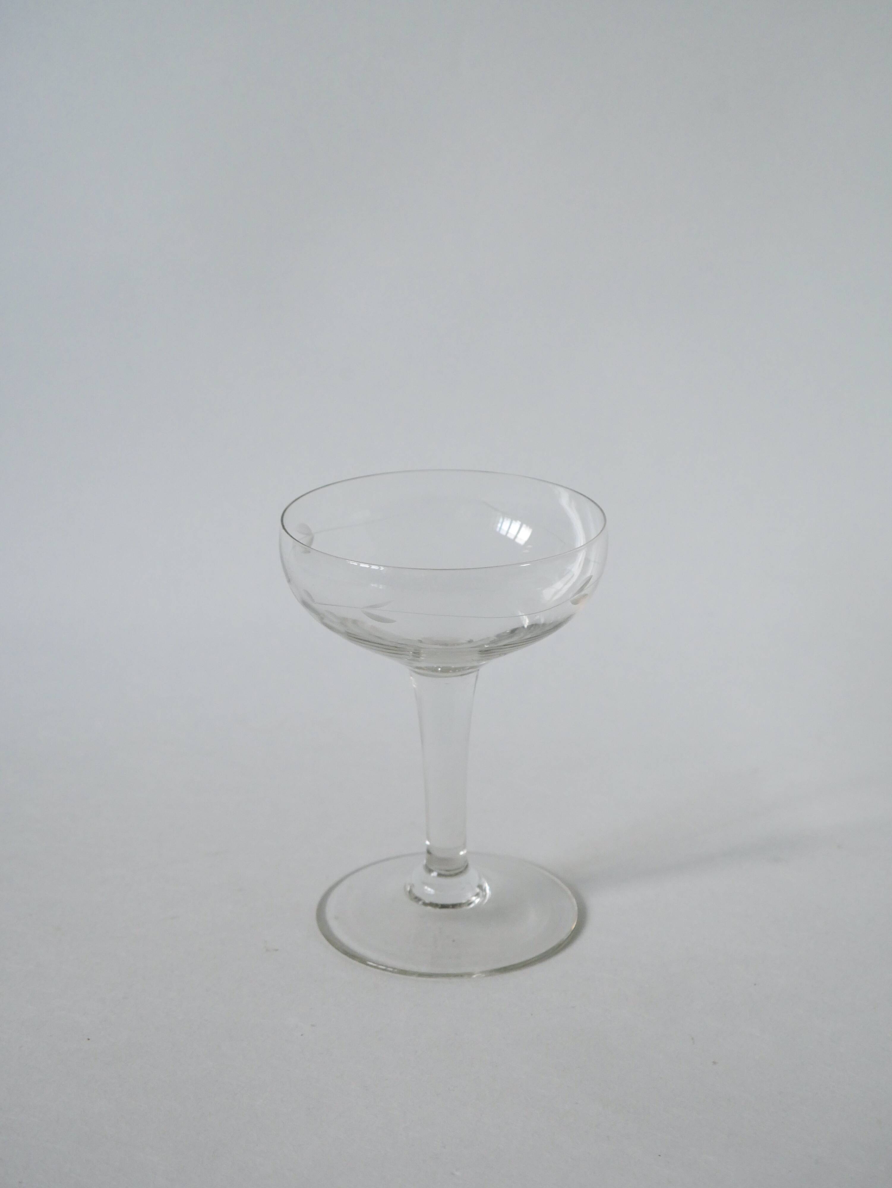 Magnificent set of 6 mismatched crystal champagne glasses 1930-1950 11 x 9 cm. In excellent condition