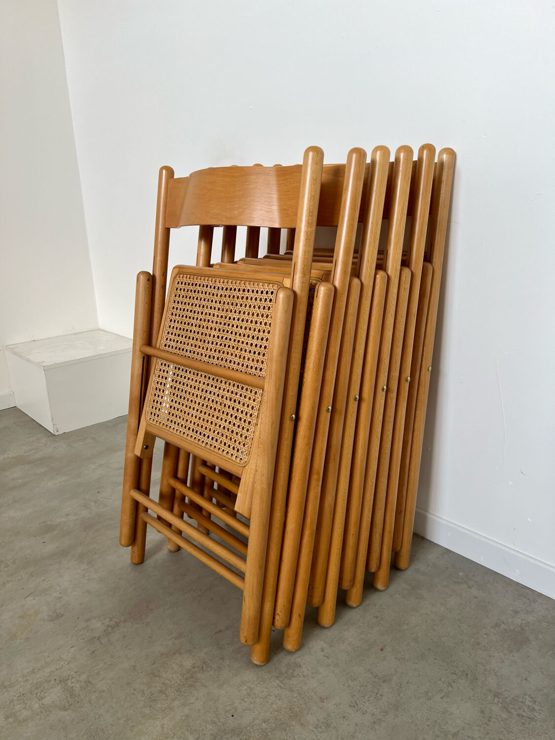 Lot 6 folding wooden chairs and vintage rattan canning year 60