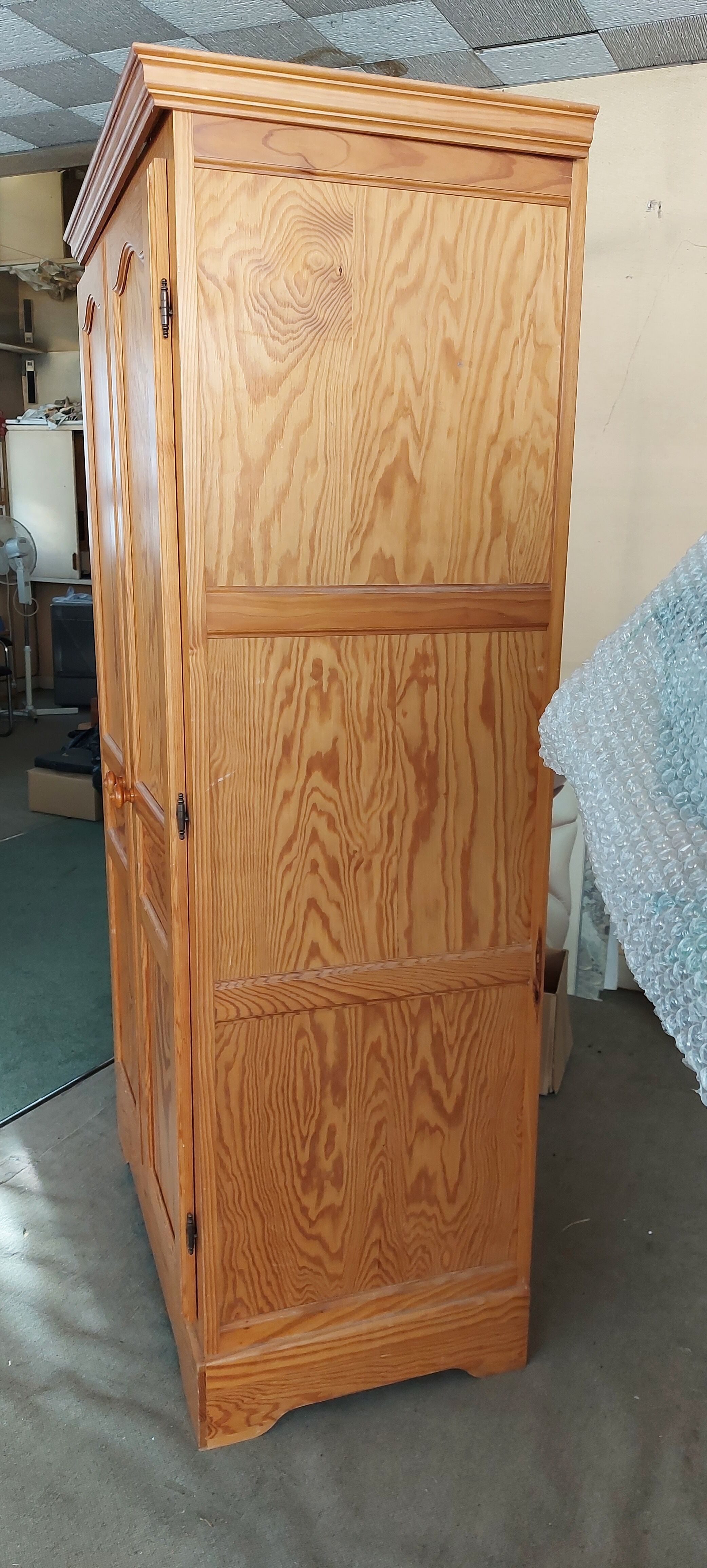 Wardrobe for children's room in pine