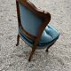 Fauteuil en noyer et velours bleu