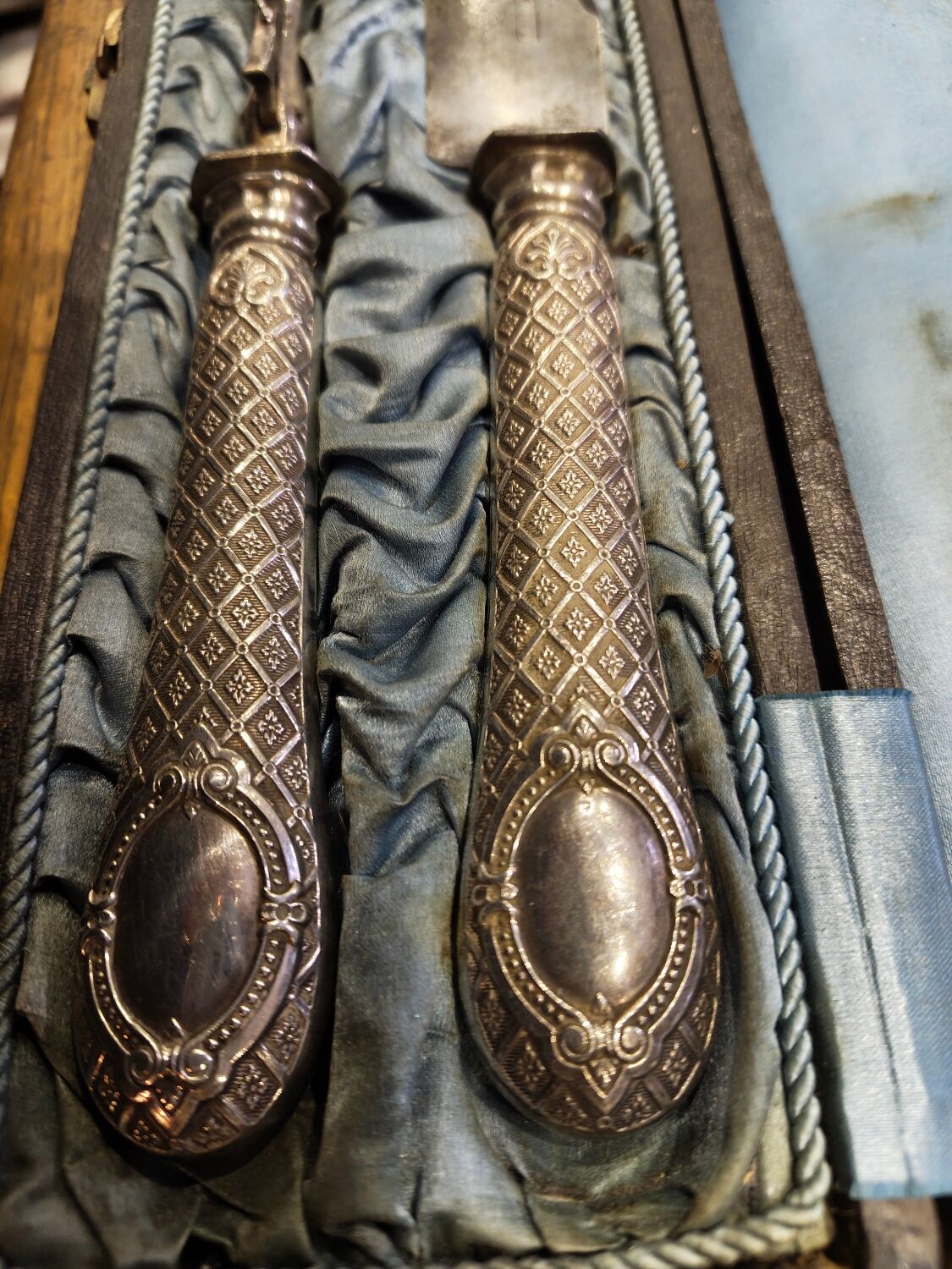 Exceptional cutting set with silver stag.