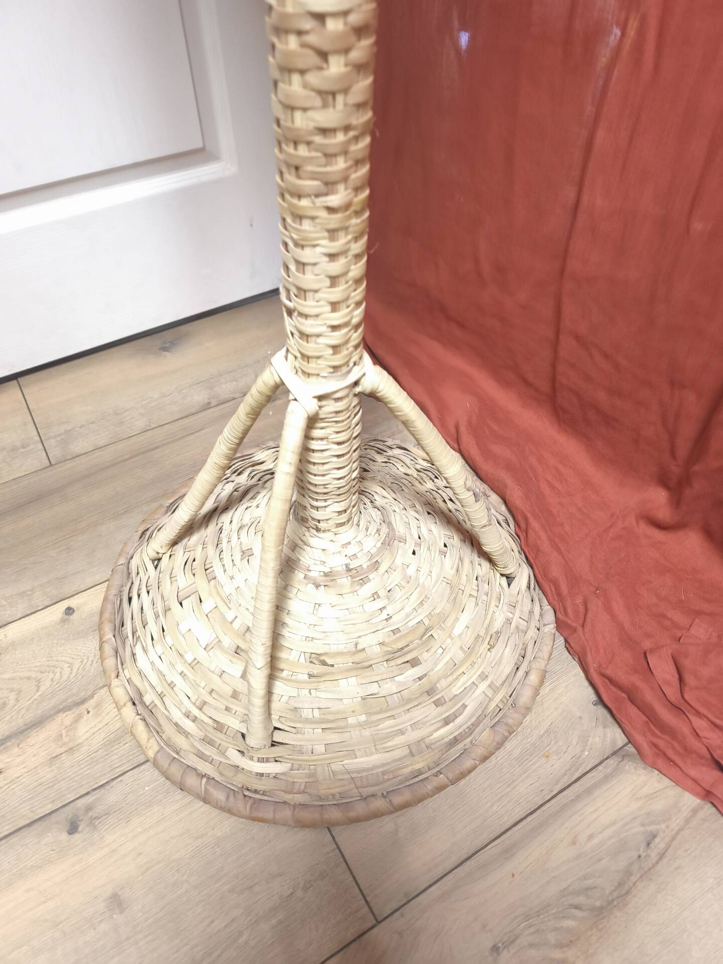 Lampadaire en osier cage