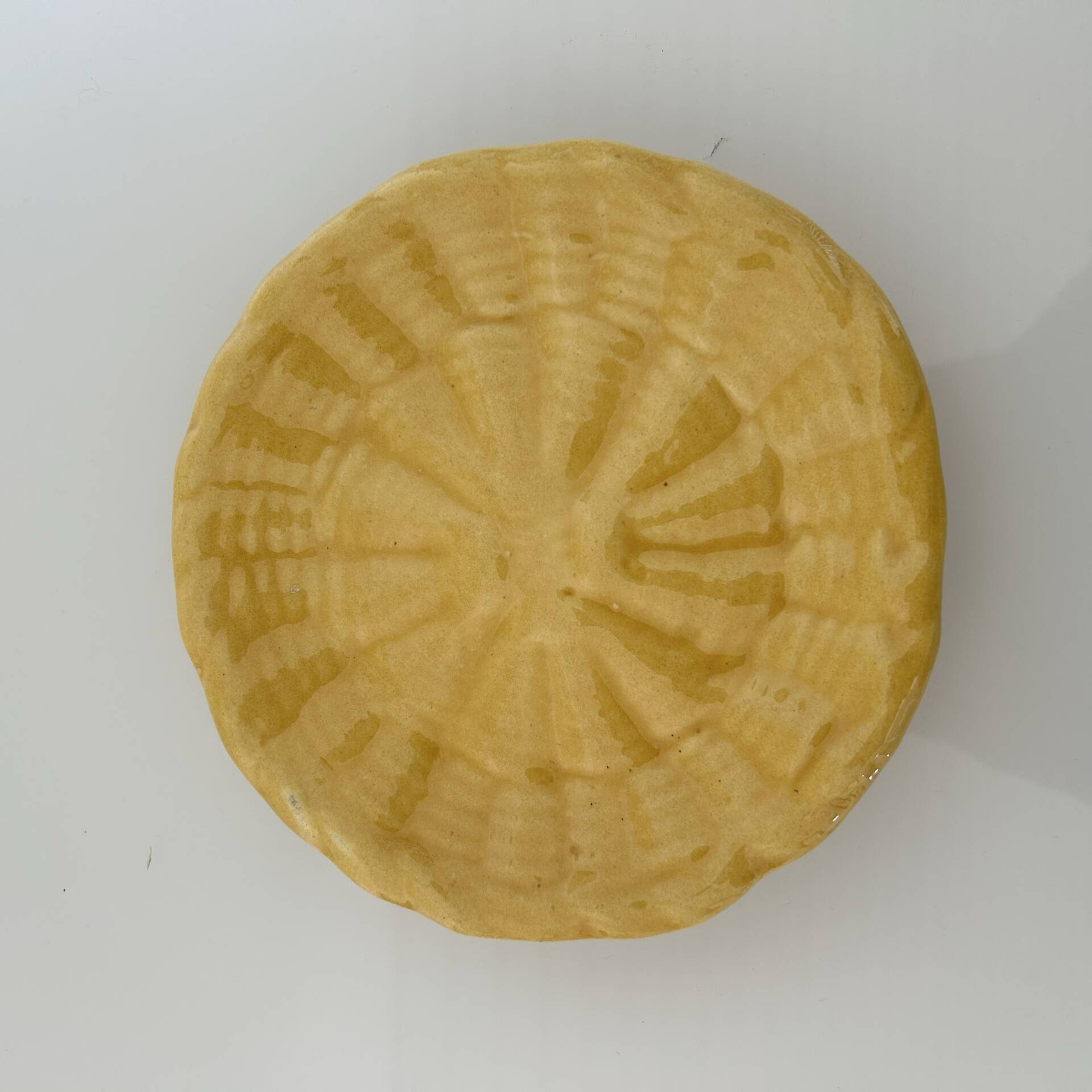 Petit plat provençal en barbotine