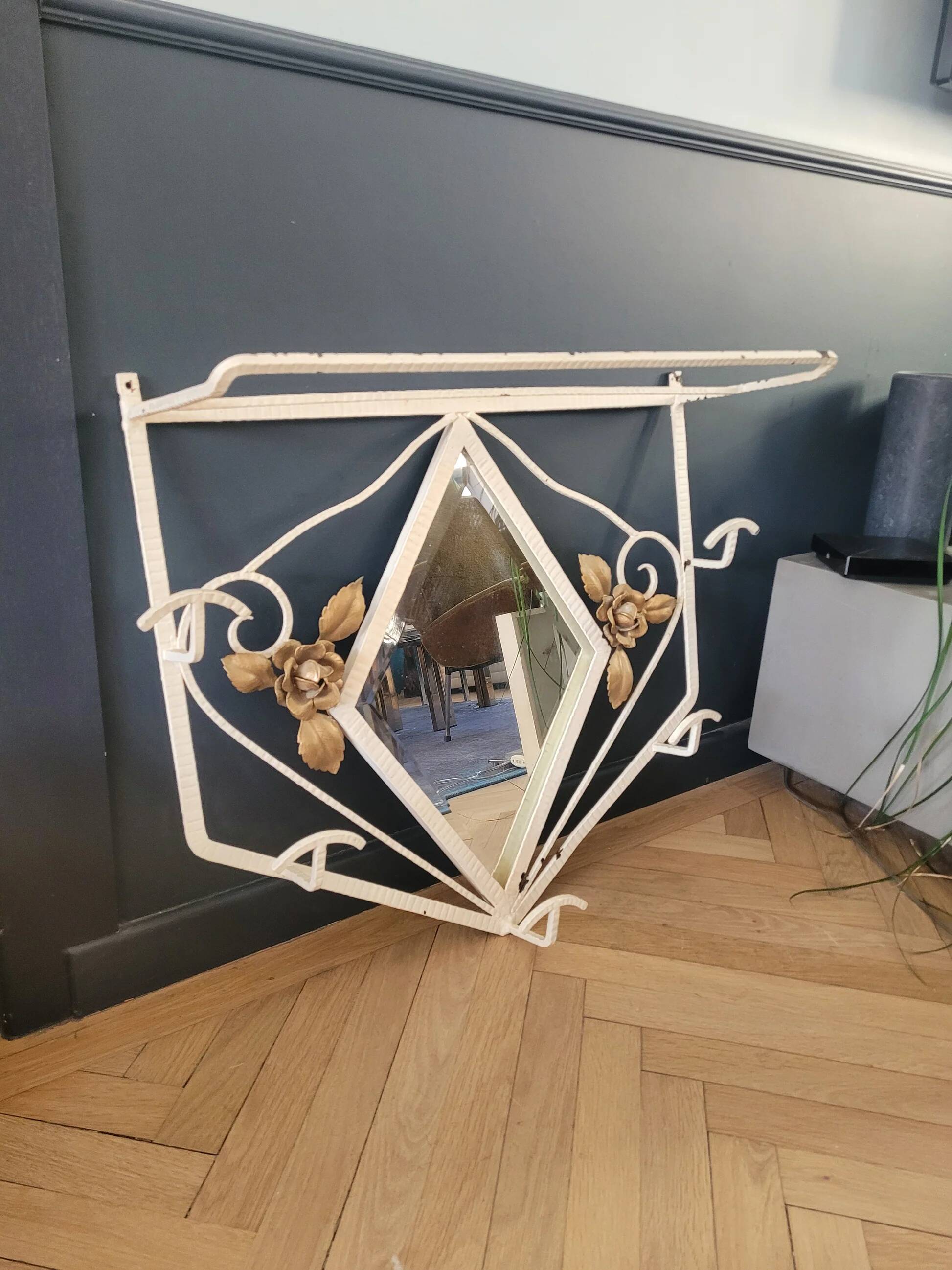 Entrance hall - Wall-mounted coat rack with mirror