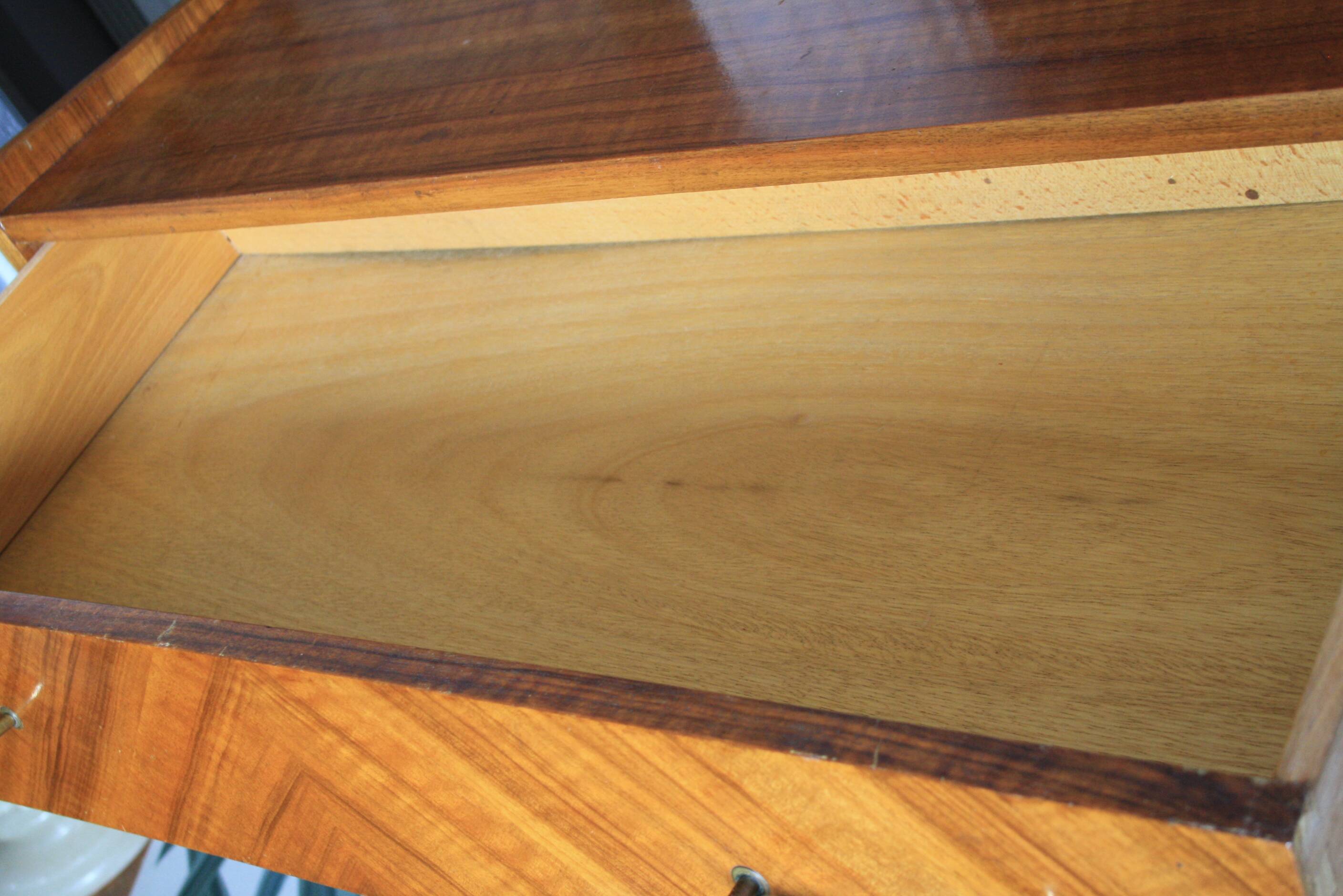 Commode en bois pieds compas