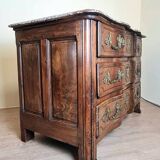 Commode Arbalette époque Louis XIV en noyer massif vers 1700