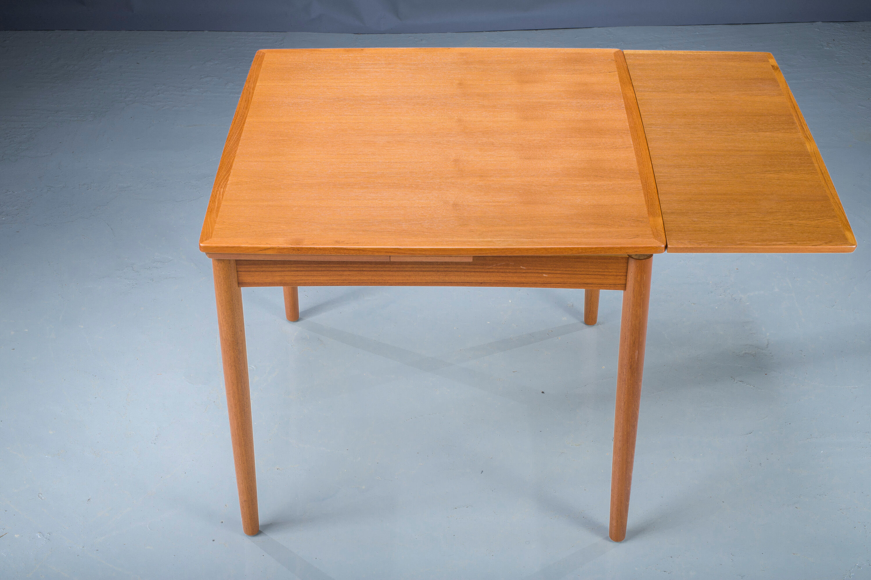 Danish Teak Model 28 Extendable & Reversible Side Table by Poul Hundevad for Hundevad & Co., 1960s