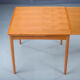 Table d’appoint extensible et réversible en teck danois modèle 28 par Poul Hundevad pour Hundevad & Co., années 1960