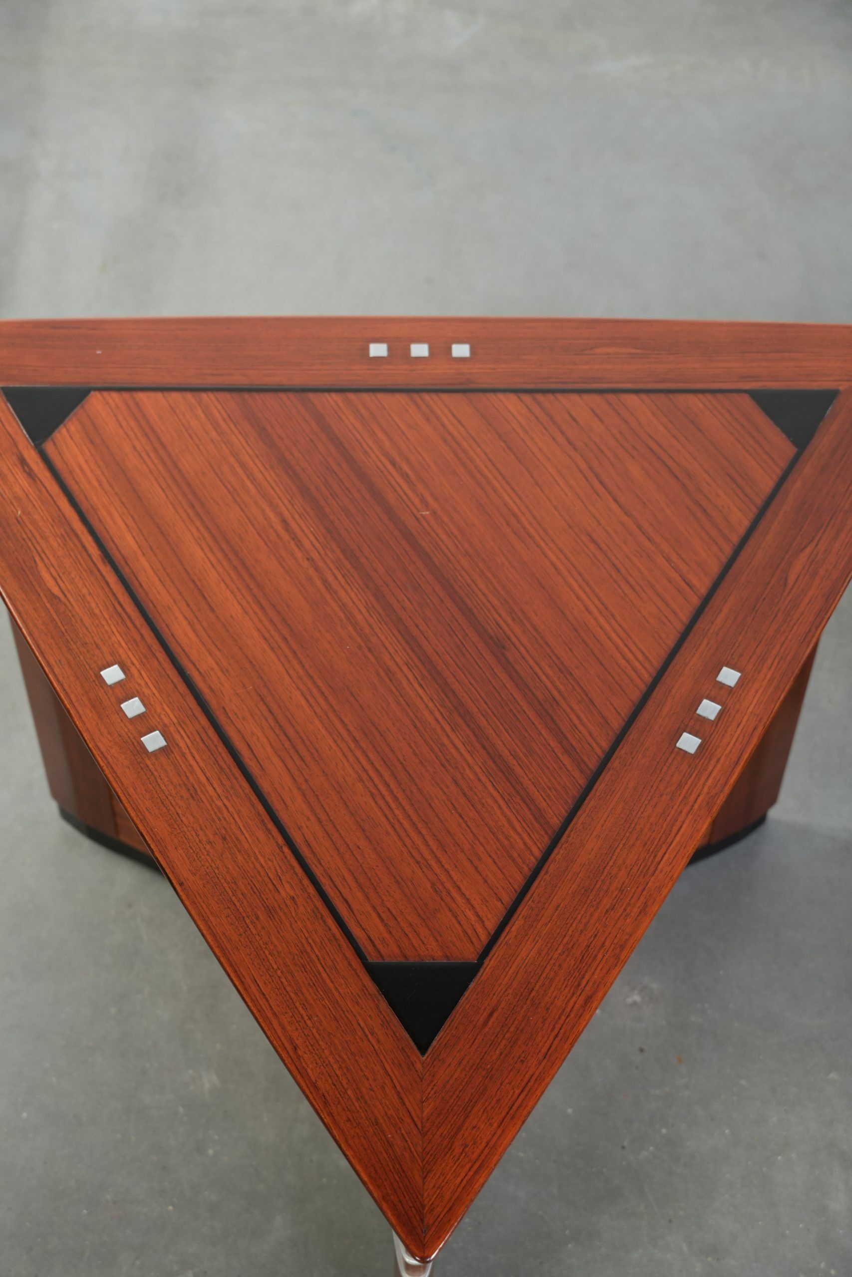 Ensemble de luxe de 2 tables d'appoint/à café en forme de triangle au design Art Déco.