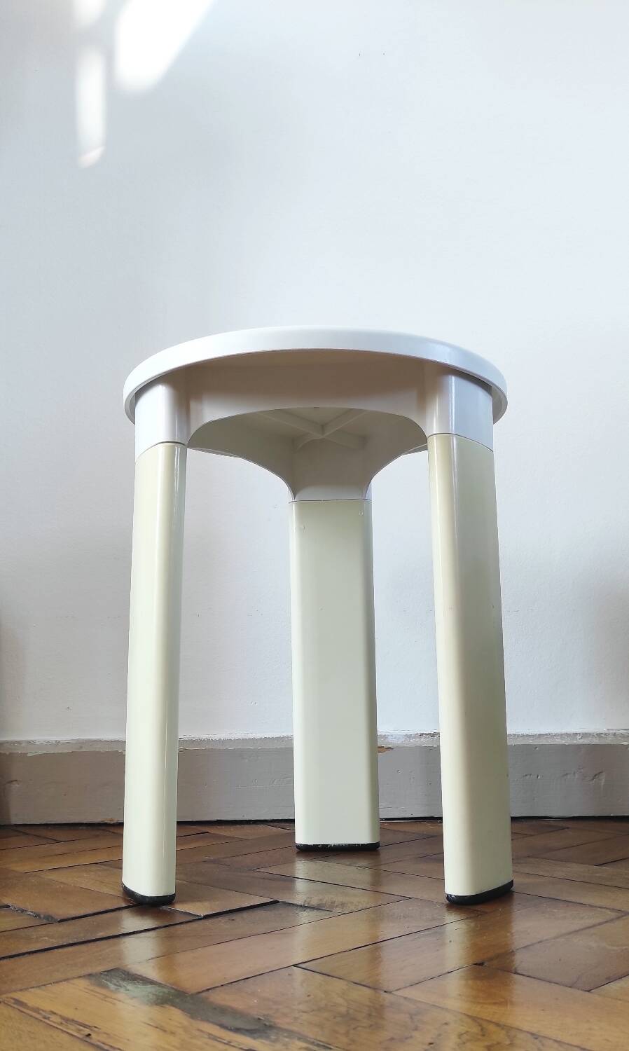 Vintage Space Age tripod stool in white plastic – Tatay, 1970s