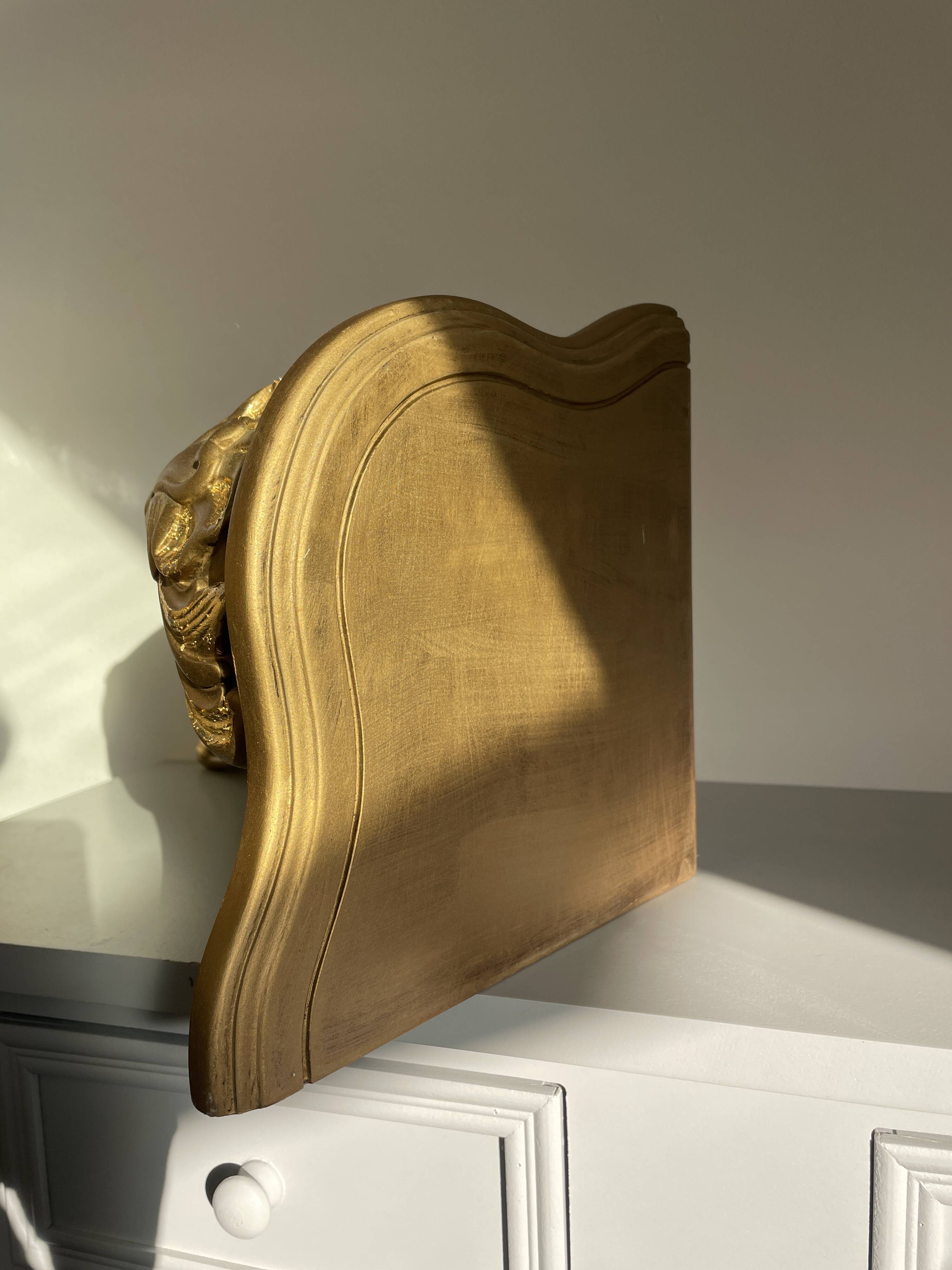 Old gold gilding corner cornice