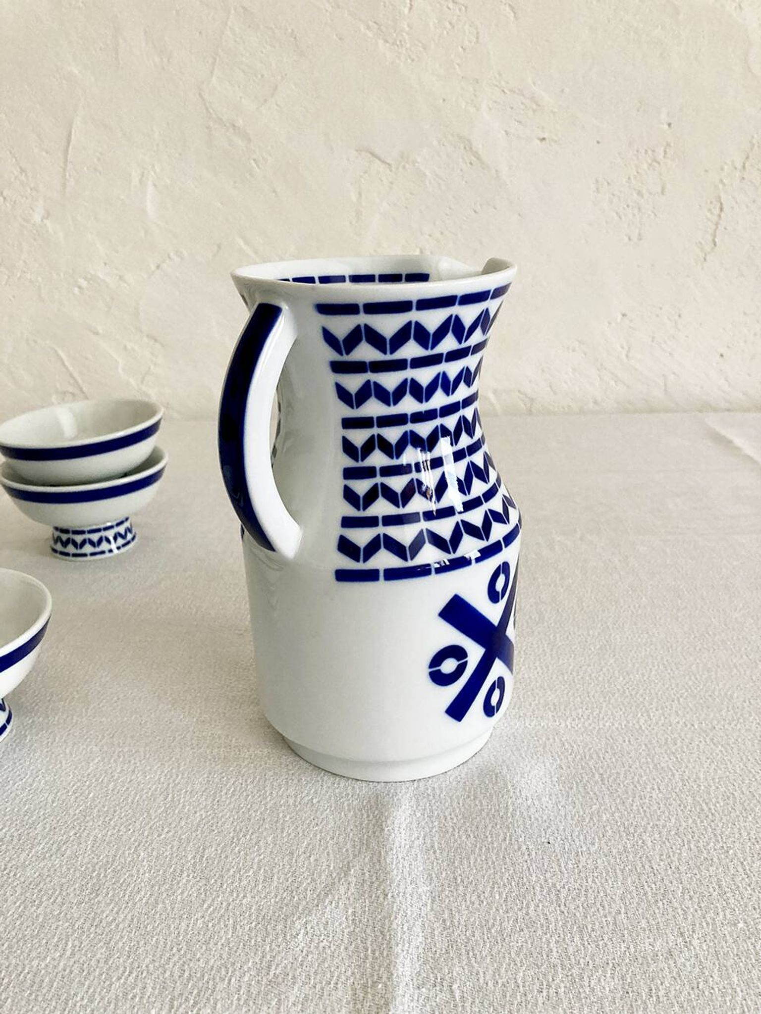 Ensemble de six coupes et pichet à vin en porcelaine Sargadelos