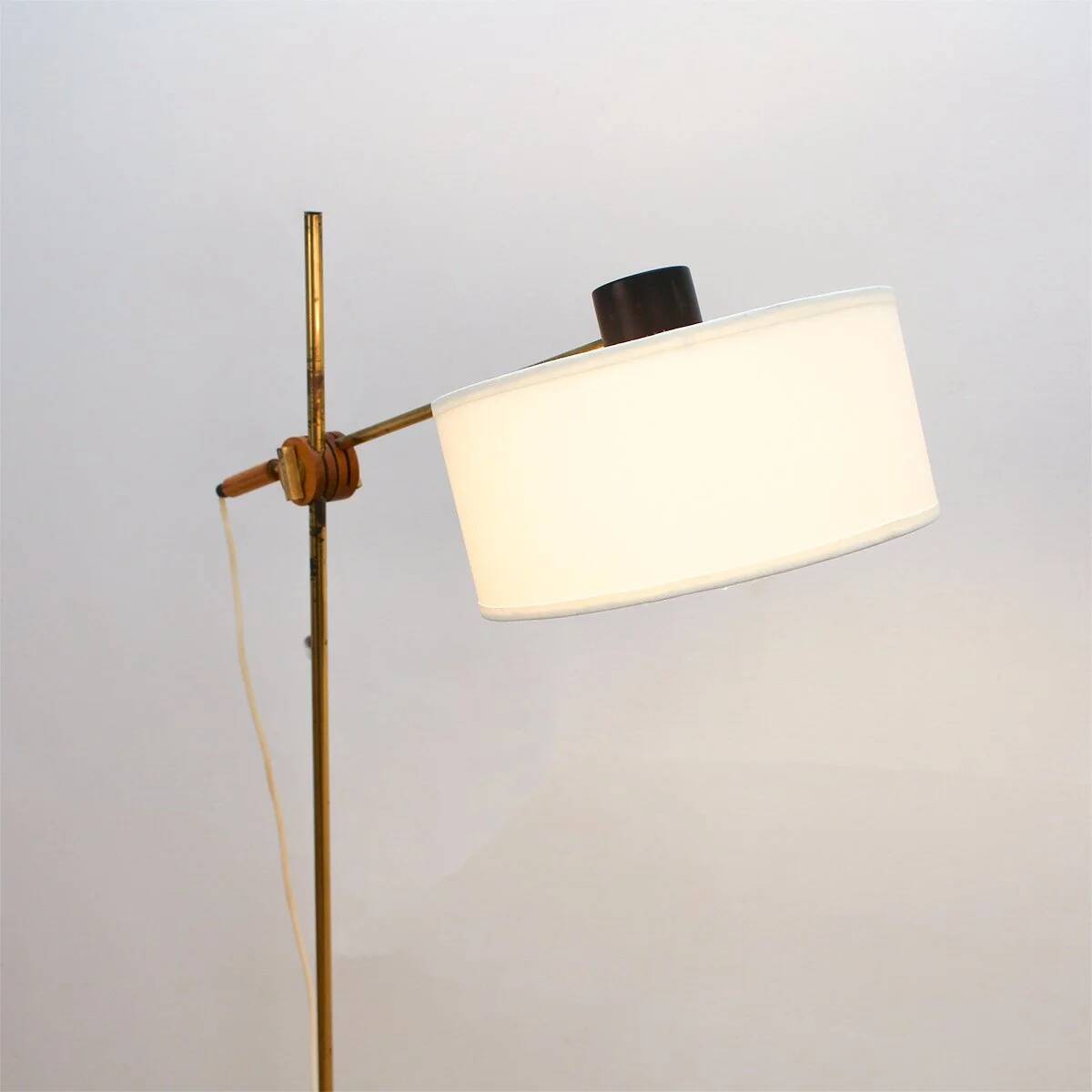 Floor lamp with a swivelling arm