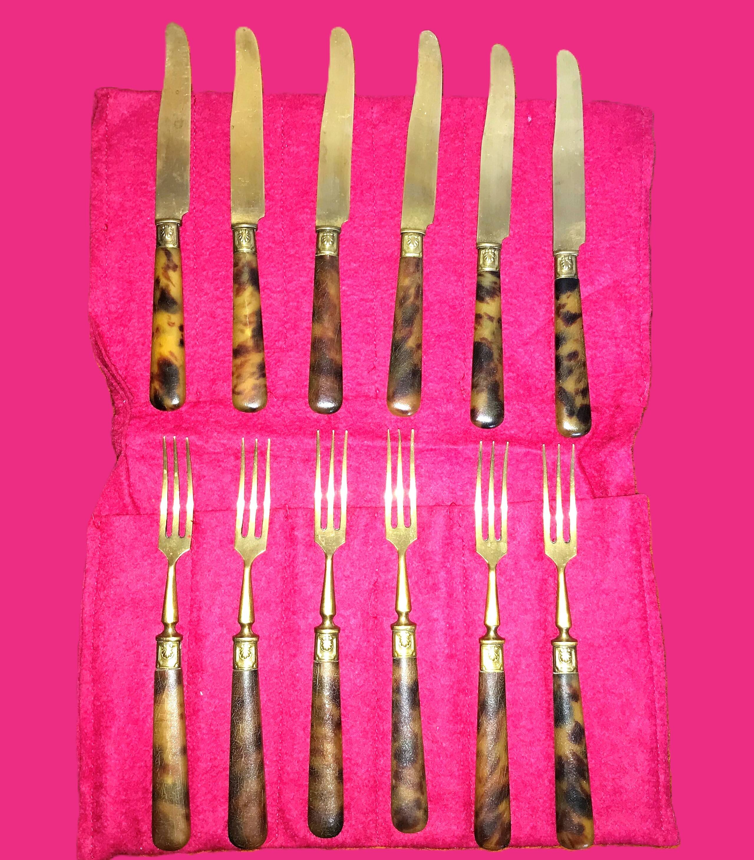 Table art, 12 fruit cutlery sets in gilded metal with horn from the early 20th century.